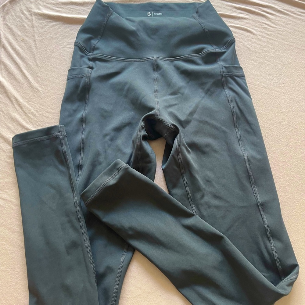 New barely worn Dark grey Buffbunny Leggings with Pockets. Size small